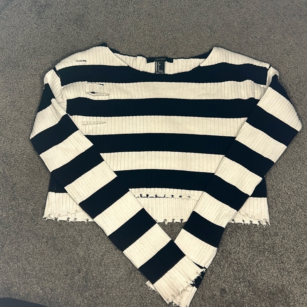 Forever 21 Cropped Sweater SMALL Black White Stripe Distressed Ribbed Knit Cute
